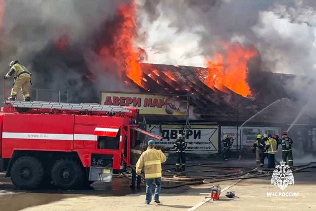 RUSSIA, IZHEVSK - JULY 7, 2026: Firefighters battle a fire at a warehouse distribution center. Video grab. Best quality available Izhevsk Russia  - ZUMAt113 20260707_zaa_t113_041 Copyright: xRussianxEmergenciesxMinistryx