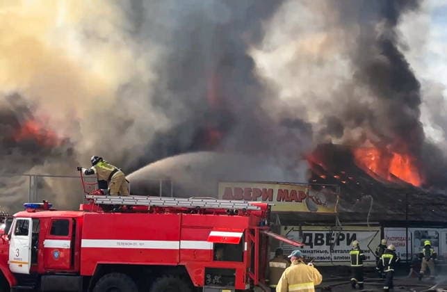 RUSSIA, IZHEVSK - JULY 7, 2026: Firefighters battle a fire at a warehouse distribution center. Video grab. Best quality available Izhevsk Russia  - ZUMAt113 20260707_zaa_t113_056 Copyright: xRussianxEmergenciesxMinistryx