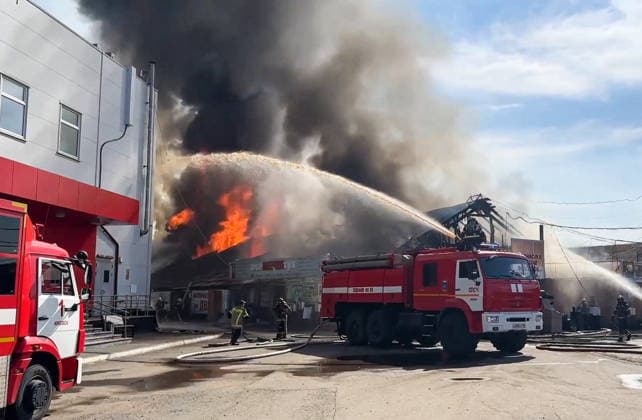 RUSSIA, IZHEVSK - JULY 7, 2026: Firefighters battle a fire at a warehouse distribution center. Video grab. Best quality available Izhevsk Russia  - ZUMAt113 20260707_zaa_t113_057 Copyright: xRussianxEmergenciesxMinistryx