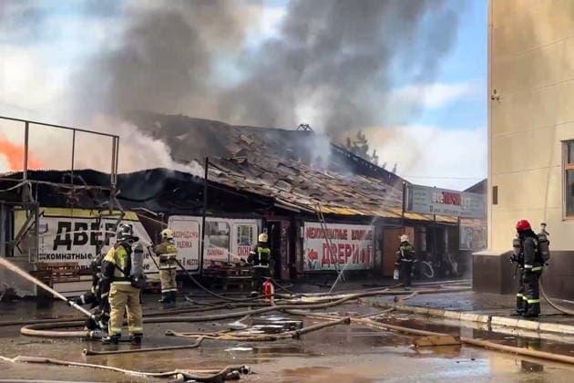RUSSIA, IZHEVSK - JULY 7, 2026: Firefighters battle a fire at a warehouse distribution center. Video grab. Best quality available Izhevsk Russia  - ZUMAt113 20260707_zaa_t113_060 Copyright: xRussianxEmergenciesxMinistryx