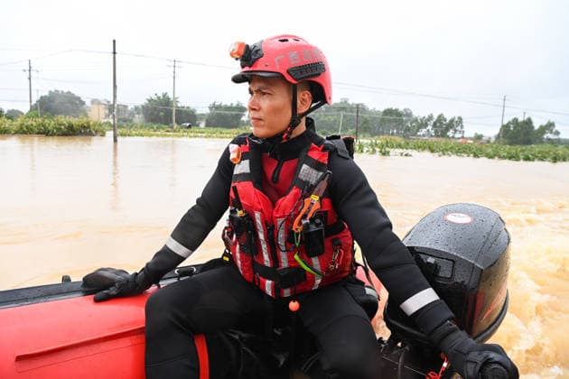 (260707) -- HENGZHOU, July 7, 2026 -- A rescuer pilots a rubber boat on his way to flood-affected villages in Hengzhou of Nanning City, south China s Guangxi Zhuang Autonomous Region, July 6, 2026. Record-breaking rainfall and the ensuing floods in parts of Nanning, capital city of south China s Guangxi Zhuang Autonomous Region, have left four people dead and eight others missing as of 10 a.m. Tuesday, according to a press conference on flood prevention and disaster relief held in Nanning. Hengzhou City and Binyang County, both currently under the jurisdiction of Nanning, recently experienced rainfall that broke local 24-hour meteorological records. The reported casualties were all in Hengzhou. ) CHINA-GUANGXI-NANNING-FLOOD-RESCUE (CN) 