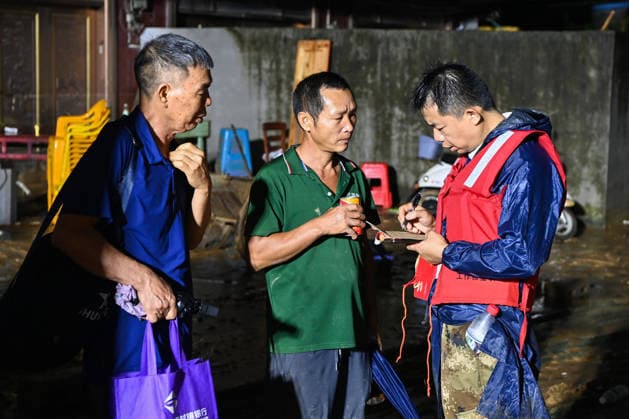 (260707) -- HENGZHOU, July 7, 2026 -- A local official (1st R) collects information on affected people in Hengzhou of Nanning City, south China s Guangxi Zhuang Autonomous Region, July 7, 2026. Record-breaking rainfall and the ensuing floods in parts of Nanning, capital city of south China s Guangxi Zhuang Autonomous Region, have left four people dead and eight others missing as of 10 a.m. Tuesday, according to a press conference on flood prevention and disaster relief held in Nanning. Hengzhou City and Binyang County, both currently under the jurisdiction of Nanning, recently experienced rainfall that broke local 24-hour meteorological records. The reported casualties were all in Hengzhou. ) CHINA-GUANGXI-NANNING-FLOOD-RESCUE (CN) Caox 