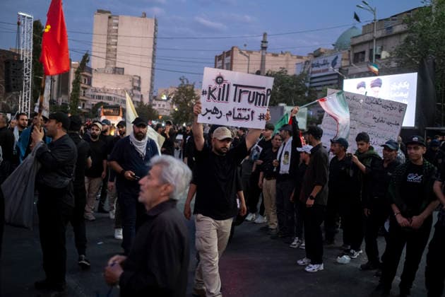 Ayatollah Khamenei™s Funeral In Tehran A pro-government supporter carries an anti-U.S. placard while participating in the funeral for Iran s late Supreme Leader Ayatollah Ali Khamenei and his family in Tehran, Iran, on July 6, 2026. Tehran Tehran Iran  Copyright: xMortezaxNikoubazlx originalFilename: nikoubazl-ayatolla260706_np56j.jpg