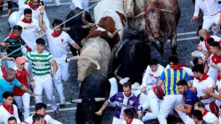 IPA86463708 - Pamplona, Navarre. July 7, 2026. Festivities. San Fermin. Bull Run. The first bull run of the 2026 San Fermin festival, featuring bulls from Fuente Ymbro, took place at the end of Estafeta Street and the Telefónica section in Pamplona on July 7, 2026. First bull run of San Fermin 2026 with bulls from Fuente Ymbro at the end of Estafeta Street and the Telefónica section in Pamplona on July 7, 2026. Inigo Alzugaray Cordon Press Cordon Press  Copyright: x CordonxPress LiveMediax xx 86463708