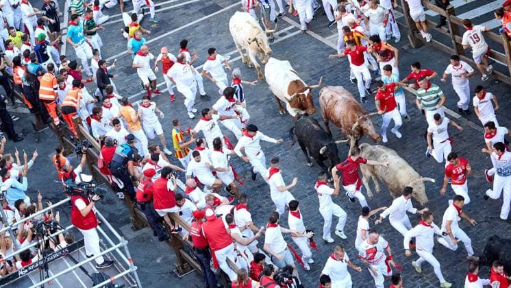 IPA86463723 - Pamplona, Navarre. July 7, 2026. Festivities. San Fermin. Bull Run. The first bull run of the 2026 San Fermin festival, featuring bulls from Fuente Ymbro, took place at the end of Estafeta Street and the Telefónica section in Pamplona on July 7, 2026. First bull run of San Fermin 2026 with bulls from Fuente Ymbro at the end of Estafeta Street and the Telefónica section in Pamplona on July 7, 2026. Inigo Alzugaray Cordon Press Cordon Press  Copyright: x CordonxPress LiveMediax xx 86463723