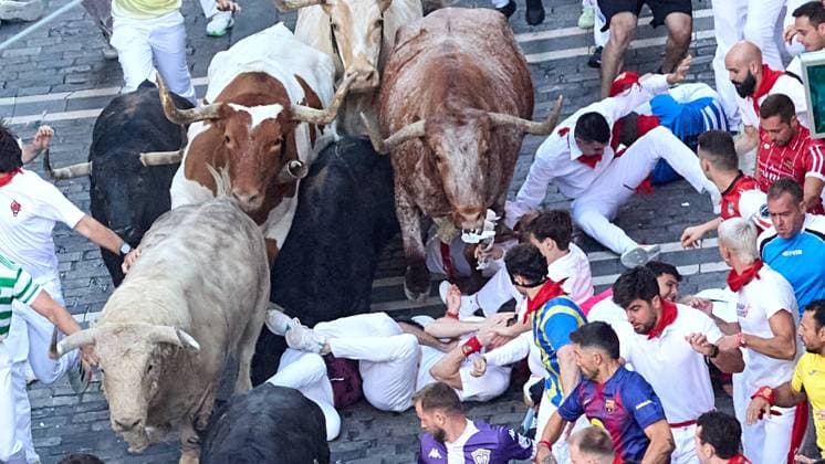 IPA86463729 - Pamplona, Navarre. July 7, 2026. Festivities. San Fermin. Bull Run. The first bull run of the 2026 San Fermin festival, featuring bulls from Fuente Ymbro, took place at the end of Estafeta Street and the Telefónica section in Pamplona on July 7, 2026. First bull run of San Fermin 2026 with bulls from Fuente Ymbro at the end of Estafeta Street and the Telefónica section in Pamplona on July 7, 2026. Inigo Alzugaray Cordon Press Cordon Press  Copyright: x CordonxPress LiveMediax xx 86463729