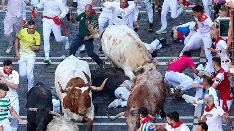 IPA86463711 - Pamplona, Navarre. July 7, 2026. Festivities. San Fermin. Bull Run. The first bull run of the 2026 San Fermin festival, featuring bulls from Fuente Ymbro, took place at the end of Estafeta Street and the Telefónica section in Pamplona on July 7, 2026. First bull run of San Fermin 2026 with bulls from Fuente Ymbro at the end of Estafeta Street and the Telefónica section in Pamplona on July 7, 2026. Inigo Alzugaray Cordon Press Cordon Press  Copyright: x CordonxPress LiveMediax xx 86463711