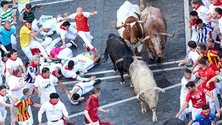 IPA86463732 - Pamplona, Navarre. July 7, 2026. Festivities. San Fermin. Bull Run. The first bull run of the 2026 San Fermin festival, featuring bulls from Fuente Ymbro, took place at the end of Estafeta Street and the Telefónica section in Pamplona on July 7, 2026. First bull run of San Fermin 2026 with bulls from Fuente Ymbro at the end of Estafeta Street and the Telefónica section in Pamplona on July 7, 2026. Inigo Alzugaray Cordon Press Cordon Press  Copyright: x CordonxPress LiveMediax xx 86463732