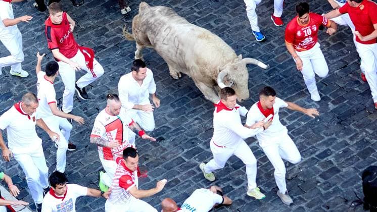 IPA86463734 - Pamplona, Navarre. July 7, 2026. Festivities. San Fermin. Bull Run. The first bull run of the 2026 San Fermin festival, featuring bulls from Fuente Ymbro, took place at the end of Estafeta Street and the Telefónica section in Pamplona on July 7, 2026. First bull run of San Fermin 2026 with bulls from Fuente Ymbro at the end of Estafeta Street and the Telefónica section in Pamplona on July 7, 2026. Inigo Alzugaray Cordon Press Cordon Press  Copyright: x CordonxPress LiveMediax xx 86463734