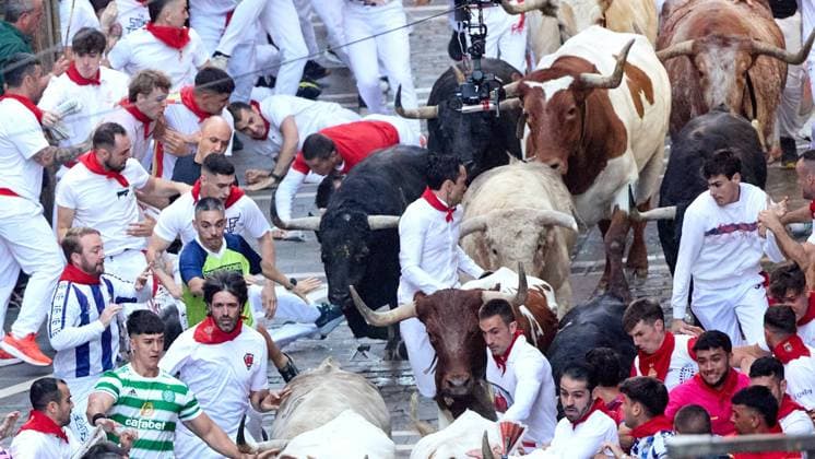 IPA86463745 - Pamplona, Navarre. July 7, 2026. Festivities. San Fermin. Bull Run. The first bull run of the 2026 San Fermin festival, featuring bulls from Fuente Ymbro, took place at the end of Estafeta Street and the Telefónica section in Pamplona on July 7, 2026. First bull run of San Fermin 2026 with bulls from Fuente Ymbro at the end of Estafeta Street and the Telefónica section in Pamplona on July 7, 2026. Inigo Alzugaray Cordon Press Cordon Press  Copyright: x CordonxPress LiveMediax xx 86463745