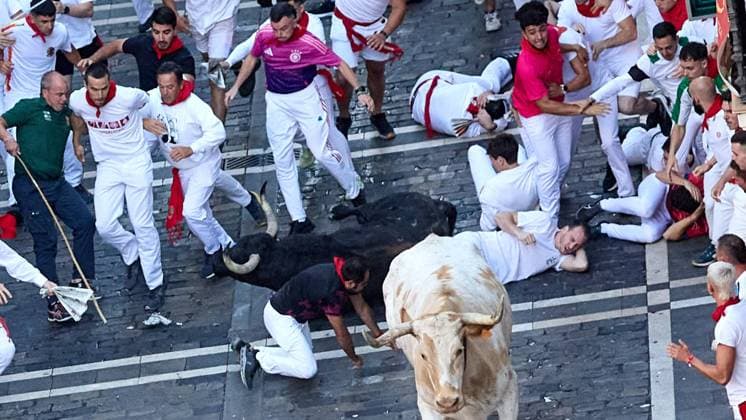 IPA86463747 - Pamplona, Navarre. July 7, 2026. Festivities. San Fermin. Bull Run. The first bull run of the 2026 San Fermin festival, featuring bulls from Fuente Ymbro, took place at the end of Estafeta Street and the Telefónica section in Pamplona on July 7, 2026. First bull run of San Fermin 2026 with bulls from Fuente Ymbro at the end of Estafeta Street and the Telefónica section in Pamplona on July 7, 2026. Inigo Alzugaray Cordon Press Cordon Press  Copyright: x CordonxPress LiveMediax xx 86463747
