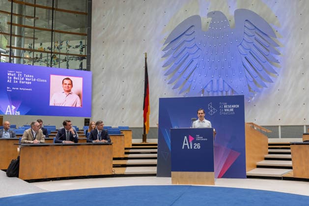 AI26 - Lamarr Award im World Conference Center Bonn Rede von Jarek Kutylowski - NRW-Ministerpräsident Hendrik WÜST (CDU) hält beim Auftakt der KI-Konferenz AI26 im World Conference Center Bonn (WCCB) die Laudatio und verleiht den Lamarr Award 2026 an Dr. Jarek KUTYLOWSKI, CEO und Gründer von DeepL. Der Preis ehrt herausragende Leistungen in der KI-Forschung. Bonn Nordrhein-Westfalen Deutschland *** AI26 Lamarr Award at the World Conference Center Bonn: Speech by Jarek Kutylowski. NRW Minister-President Hendrik WÜST (CDU) delivers the laudatory address at the opening of the AI26 conference at the World Conference Center Bonn (WCCB) and presents the 2026 Lamarr Award to Dr. Jarek KUTYLOWSKI, CEO and founder of DeepL. The award honors out Copyright: xMarcxJohnx