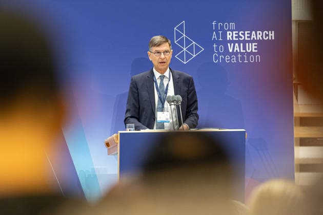AI26 - Lamarr Award im World Conference Center Bonn Direktor Lamarr Institut Prof. Dr. Stefan WROBEL - Die KI-Konferenz AI26 The Lamarr Conference findet am 7. und 8. Juli 2026 im World Conference Center Bonn (WCCB) statt. Die internationale Fachkonferenz des Lamarr Instituts bringt führende Forscherinnen und Forscher sowie Entscheidungsträger aus Wissenschaft und Wirtschaft Bonn Nordrhein-Westfalen Deutschland *** AI26 Lamarr Award at the World Conference Center Bonn; Director of the Lamarr Institute, Prof. Dr. Stefan WROBEL; The AI conference AI26, The Lamarr Conference, will take place on July 7 and 8, 2026, at the World Conference Center Bonn (WCCB). The Lamarr Institute’s international conference brings together leading research Copyright: xMarcxJohnx