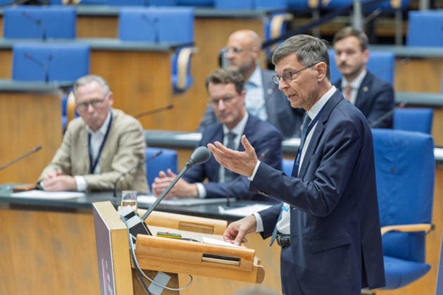 AI26 - Lamarr Award im World Conference Center Bonn Direktor Lamarr Institut Prof. Dr. Stefan WROBEL. Im Hintergrund NRW Ministerpräsident Hendrik WÜST (CDU) - Die KI-Konferenz AI26 The Lamarr Conference findet am 7. und 8. Juli 2026 im World Conference Center Bonn (WCCB) statt. Die internationale Fachkonferenz des Lamarr Instituts bringt führende Forscherinnen und Forscher sowie Entscheidungsträger aus Wissenschaft und Wirtschaft Bonn Nordrhein-Westfalen Deutschland *** AI26 Lamarr Award at the World Conference Center Bonn; Director of the Lamarr Institute, Prof. Dr. Stefan WROBEL; in the background, North Rhine-Westphalia Minister President Hendrik WÜST (CDU). The AI conference AI26—The Lamarr Conference—will take place on July Copyright: xMarcxJohnx