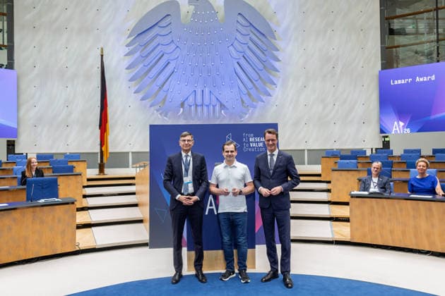 AI26 - Lamarr Award im World Conference Center Bonn Hendrik Wüst, Jarek Kutylowski, Direktor Lamarr Institut Prof. Dr. Stefan WROBEL - NRW-Ministerpräsident Hendrik WÜST (CDU) hält beim Auftakt der KI-Konferenz AI26 im World Conference Center Bonn (WCCB) die Laudatio und verleiht den Lamarr Award 2026 an Dr. Jarek KUTYLOWSKI, CEO und Gründer von DeepL. Der Preis ehrt herausragende Leistungen in der KI-Forschung. Bonn Nordrhein-Westfalen Deutschland *** AI26 Lamarr Award at the World Conference Center Bonn Hendrik Wüst, Jarek Kutylowski, Director of the Lamarr Institute; Prof. Dr. Stefan WROBEL, Minister-President of North Rhine-Westphalia; Hendrik WÜST of the CDU delivers the laudatory speech at the opening of the AI26 conference at t Copyright: xMarcxJohnx