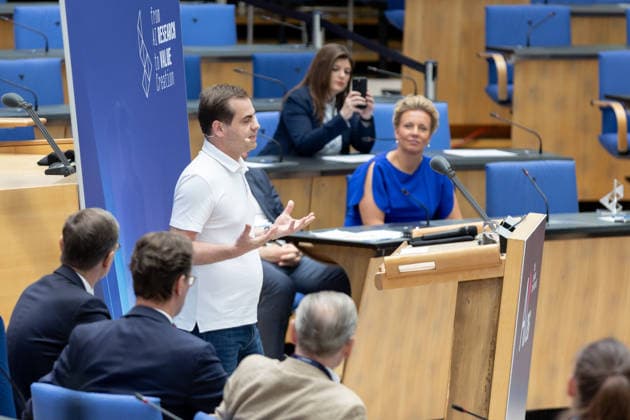 AI26 - Lamarr Award im World Conference Center Bonn Rede von Jarek Kutylowski im Hintergrund Ina Brandes - NRW-Ministerpräsident Hendrik WÜST (CDU) hält beim Auftakt der KI-Konferenz AI26 im World Conference Center Bonn (WCCB) die Laudatio und verleiht den Lamarr Award 2026 an Dr. Jarek KUTYLOWSKI, CEO und Gründer von DeepL. Der Preis ehrt herausragende Leistungen in der KI-Forschung. Bonn Nordrhein-Westfalen Deutschland *** AI26 Lamarr Award at the World Conference Center Bonn Speech by Jarek Kutylowski; in the background, Ina Brandes, Minister President of North Rhine-Westphalia, Hendrik WÜST (CDU), delivers the laudatory address at the opening of the AI26 conference at the World Conference Center Bonn (WCCB) and presents the 2026 La Copyright: xMarcxJohnx