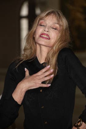 Chanel Fall Winter 2026 2027 Haute Couture photocall Arielle Dombasle Photocall Chanel Haute Couture automne-hiver 2026 2027 au Grand Palais Ã Paris, le 7 juillet 2026. Chanel Fall Winter 2026 2027 Haute Couture photocall at the Grand Palais in Paris on July 7, 2026.  Copyright: xFabricexChasseryx