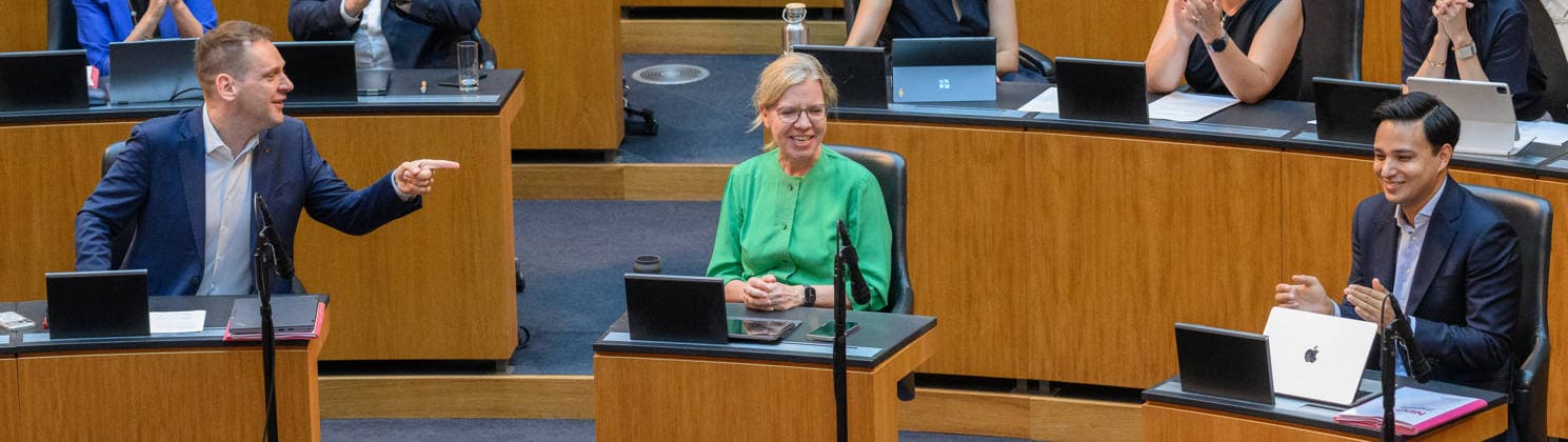 - Wien 7.7.2026 - 87. Sitzung des Nationalrats. TO: Volksgruppengesetz und Gerichtsorganisationsgesetz. PHOTO: Geschaeftsfuehrender Klubobmann der SPÖ Philip Kucher, Bundessprecherin der Grünen Leonore Gewessler und Klubmann von NEOS Yannick Shetty 87th sitting of the National Council. Nationalrat, Nationalratssitzung, Parlamentssitzung, Parlament, Plenum 87. Sitzung des Nationalrats *** Vienna, July 7, 2026—87th Session of the National Council: Agenda—Ethnic Minorities Act and Court Organization Act. PHOTO: Philip Kucher, Executive Club Chair of the SPÖ, Federal Spokesperson for the Greens Leonore Gewessler, and NEOS Parliamentary Group Member Yannick Shetty 87th sitting of the National Council National Council, National Council ses 