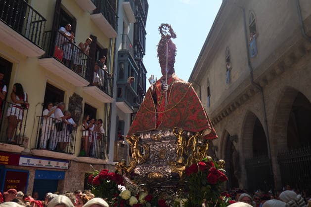 San Fermín Procession 2026 San Fermín Procession during the 2026 San Fermín Festival, on July 7, 2026, in Pamplona, Navarre, Spain. Thousands of Pamplona residents dressed in white and red have taken to the streets of Pamplona, on the main day of the San Fermín festivities, to accompany the saint on his procession through the city’s Old Town. The figure of San Fermín was accompanied by buglers, kettledrummers, dantzaris, mace-bearers, an honor guard, txistularis, bagpipers, the Parade of Giants and Bigheads, and the municipal band, La Pamplonesa JULY 7, 2026 Pamplona, Navarre Pamplona, Navarre, Spain  Copyright: xEduardoxSanzx 7651154