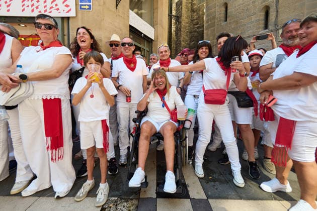 San Fermín Procession 2026 San Fermín Procession during the 2026 San Fermín Festival, on July 7, 2026, in Pamplona, Navarre, Spain. Thousands of Pamplona residents dressed in white and red have taken to the streets of Pamplona, on the main day of the San Fermín festivities, to accompany the saint on his procession through the city’s Old Town. The figure of San Fermín was accompanied by buglers, kettledrummers, dantzaris, mace-bearers, an honor guard, txistularis, bagpipers, the Parade of Giants and Bigheads, and the municipal band, La Pamplonesa JULY 7, 2026 Pamplona, Navarre Pamplona, Navarre, Spain  Copyright: xEduardoxSanzx 7651157