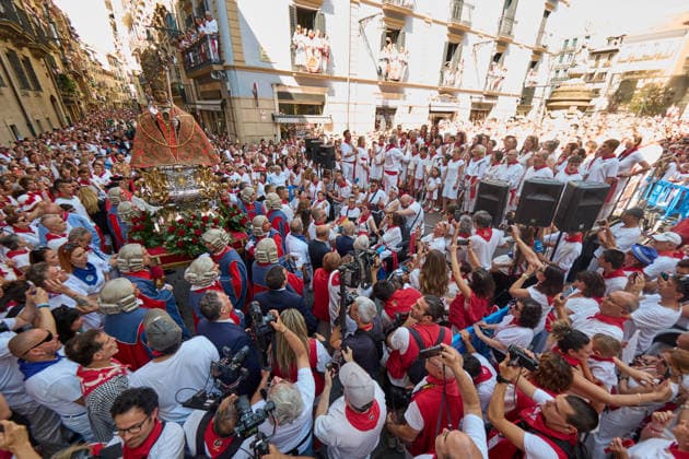 San Fermín Procession 2026 San Fermín Procession during the 2026 San Fermín Festival, on July 7, 2026, in Pamplona, Navarre, Spain. Thousands of Pamplona residents dressed in white and red have taken to the streets of Pamplona, on the main day of the San Fermín festivities, to accompany the saint on his procession through the city’s Old Town. The figure of San Fermín was accompanied by buglers, kettledrummers, dantzaris, mace-bearers, an honor guard, txistularis, bagpipers, the Parade of Giants and Bigheads, and the municipal band, La Pamplonesa JULY 7, 2026 Pamplona, Navarre Pamplona, Navarre, Spain  Copyright: xEduardoxSanzx 7651166