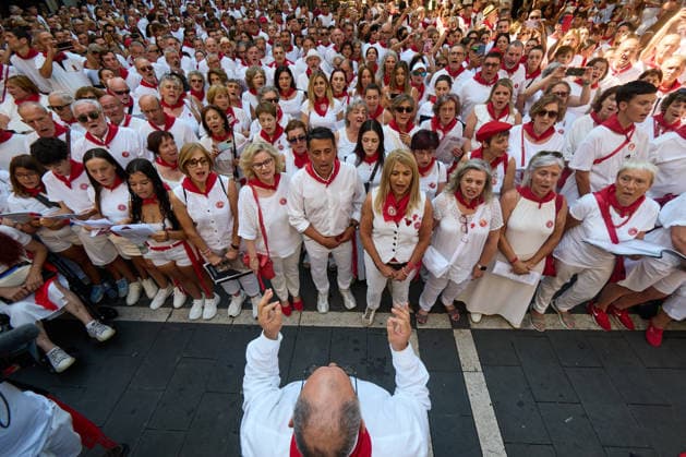San Fermín Procession 2026 San Fermín Procession during the 2026 San Fermín Festival, on July 7, 2026, in Pamplona, Navarre, Spain. Thousands of Pamplona residents dressed in white and red have taken to the streets of Pamplona, on the main day of the San Fermín festivities, to accompany the saint on his procession through the city’s Old Town. The figure of San Fermín was accompanied by buglers, kettledrummers, dantzaris, mace-bearers, an honor guard, txistularis, bagpipers, the Parade of Giants and Bigheads, and the municipal band, La Pamplonesa JULY 7, 2026 Pamplona, Navarre Pamplona, Navarre, Spain  Copyright: xEduardoxSanzx 7651175