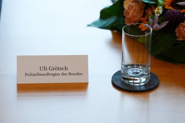 Uebergabe des Jahresberichts des Polizeibeauftragten an die Bundestagspraesidentin Namensschild des Polizeibeauftragten des Bundes, Uli Groetsch bei der Uebergabe seine Jahresberichts an die Bundestagspraesidentin in Berlin, 07.07.2026 Berlin Berlin Deutschland *** Presentation of the Police Commissioner s Annual Report to the President of the Bundestag Name tag of the Federal Police Commissioner, Uli Groetsch, during the presentation of his annual report to the President of the Bundestag in Berlin, July 7, 2026 Berlin Berlin Germany