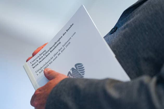Uebergabe des Jahresberichts des Polizeibeauftragten an die Bundestagspraesidentin Der Jahresbericht des Polizeibeauftragten des Bundes in gebundener Form unter dem Arm von Uli Groetsch;Berlin, 07.07.2026 Berlin Berlin Deutschland *** Presentation of the Police Commissioner s Annual Report to the President of the Bundestag The Federal Police Commissioner s annual report, in bound form, under Uli Groetsch s arm Berlin, July 7, 2026 Berlin Berlin Germany
