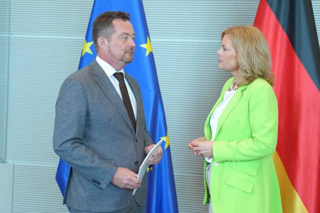 Uebergabe des Jahresberichts des Polizeibeauftragten an die Bundestagspraesidentin Bundestagspraesidentin Julia Kloeckner gemeinsam mit Uli Groetsch, dem Polizeibeaurtragten des Bundes bei der Uebergabe seines Jahresberichts im Reichstagsgebaeude, Berlin, 07.07.2026 Berlin Berlin Deutschland *** Presentation of the Police Commissioner’s Annual Report to the President of the Bundestag: Julia Kloeckner, President of the Bundestag, together with Uli Groetsch, the Federal Police Commissioner, at the presentation of his annual report in the Reichstag building, Berlin, July 7, 2026 Berlin, Germany
