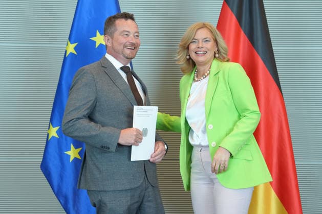 Uebergabe des Jahresberichts des Polizeibeauftragten an die Bundestagspraesidentin Bundestagspraesidentin Julia Kloeckner gemeinsam mit Uli Groetsch, dem Polizeibeaurtragten des Bundes bei der Uebergabe seines Jahresberichts im Reichstagsgebaeude, Berlin, 07.07.2026 Berlin Berlin Deutschland *** Presentation of the Police Commissioner’s Annual Report to the President of the Bundestag: Julia Kloeckner, President of the Bundestag, together with Uli Groetsch, the Federal Police Commissioner, at the presentation of his annual report in the Reichstag building, Berlin, July 7, 2026 Berlin, Germany