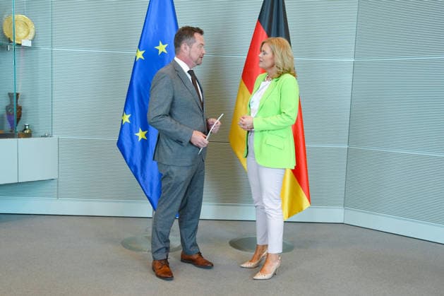 Uebergabe des Jahresberichts des Polizeibeauftragten an die Bundestagspraesidentin Bundestagspraesidentin Julia Kloeckner gemeinsam mit Uli Groetsch, dem Polizeibeaurtragten des Bundes bei der Uebergabe seines Jahresberichts im Reichstagsgebaeude, Berlin, 07.07.2026 Berlin Berlin Deutschland *** Presentation of the Police Commissioner’s Annual Report to the President of the Bundestag: Julia Kloeckner, President of the Bundestag, together with Uli Groetsch, the Federal Police Commissioner, at the presentation of his annual report in the Reichstag building, Berlin, July 7, 2026 Berlin, Germany
