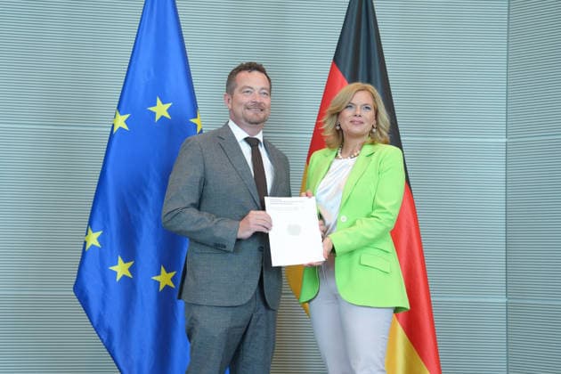 Uebergabe des Jahresberichts des Polizeibeauftragten an die Bundestagspraesidentin Bundestagspraesidentin Julia Kloeckner gemeinsam mit Uli Groetsch, dem Polizeibeaurtragten des Bundes bei der Uebergabe seines Jahresberichts im Reichstagsgebaeude, Berlin, 07.07.2026 Berlin Berlin Deutschland *** Presentation of the Police Commissioner’s Annual Report to the President of the Bundestag: Julia Kloeckner, President of the Bundestag, together with Uli Groetsch, the Federal Police Commissioner, at the presentation of his annual report in the Reichstag building, Berlin, July 7, 2026 Berlin, Germany