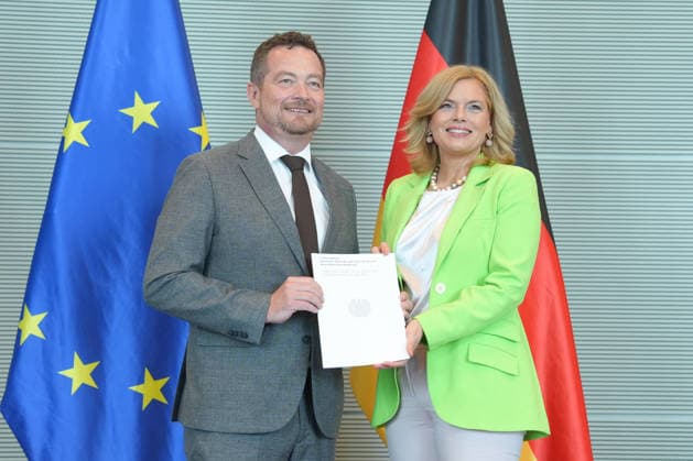 Uebergabe des Jahresberichts des Polizeibeauftragten an die Bundestagspraesidentin Bundestagspraesidentin Julia Kloeckner gemeinsam mit Uli Groetsch, dem Polizeibeaurtragten des Bundes bei der Uebergabe seines Jahresberichts im Reichstagsgebaeude, Berlin, 07.07.2026 Berlin Berlin Deutschland *** Presentation of the Police Commissioner’s Annual Report to the President of the Bundestag: Julia Kloeckner, President of the Bundestag, together with Uli Groetsch, the Federal Police Commissioner, at the presentation of his annual report in the Reichstag building, Berlin, July 7, 2026 Berlin, Germany