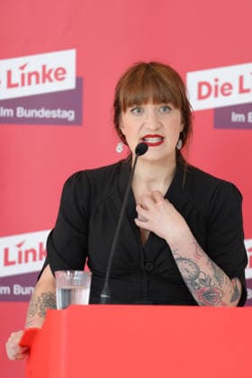 Pressekonferenz der LINKE vor der Fraktionssitzung im Bundestag Heidi Reichinnek im Portrait mit klarer Mimik und Gestik bei der Pressekonferenz im Vorfeld der Fraktionssitzung im Bundestag, Berlin, 07.07.2026 Berlin Berlin Deutschland *** Press conference held by The Left Party ahead of the parliamentary group meeting in the Bundestag: A portrait of Heidi Reichinnek, with expressive facial expressions and gestures, at the press conference held ahead of the parliamentary group meeting in the Bundestag, Berlin, July 7, 2026, Berlin, Berlin, Germany