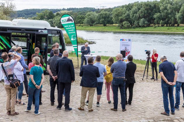 Offizielle Einweihung der neuen E-Fähre Ritter Karras auf der Elbe zwischen Coswig und Gauernitz, Fähranleger in Coswig-Kötitz, Landkreis Meißen, Sachsen, Deutschland *** Official inauguration of the new E-class ferry Ritter Karras on the Elbe River between Coswig and Gauernitz, ferry terminal in Coswig-Kötitz, Meissen District, Saxony, Germany