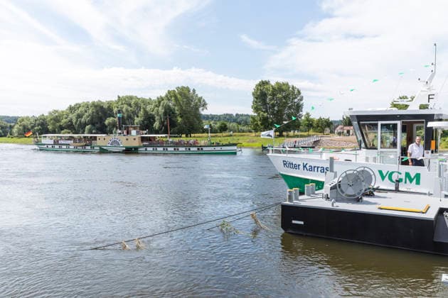 Offizielle Einweihung der neuen E-Fähre Ritter Karras auf der Elbe zwischen Coswig und Gauernitz, Fähranleger in Coswig-Kötitz, Landkreis Meißen, Sachsen, Deutschland *** Official inauguration of the new E-class ferry Ritter Karras on the Elbe River between Coswig and Gauernitz, ferry terminal in Coswig-Kötitz, Meissen District, Saxony, Germany