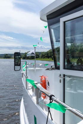 Offizielle Einweihung der neuen E-Fähre Ritter Karras auf der Elbe zwischen Coswig und Gauernitz, Fähranleger in Coswig-Kötitz, Landkreis Meißen, Sachsen, Deutschland *** Official inauguration of the new E-class ferry Ritter Karras on the Elbe River between Coswig and Gauernitz, ferry terminal in Coswig-Kötitz, Meissen District, Saxony, Germany