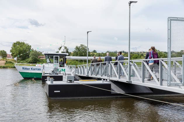Offizielle Einweihung der neuen E-Fähre Ritter Karras auf der Elbe zwischen Coswig und Gauernitz, Fähranleger in Coswig-Kötitz, Landkreis Meißen, Sachsen, Deutschland *** Official inauguration of the new E-class ferry Ritter Karras on the Elbe River between Coswig and Gauernitz, ferry terminal in Coswig-Kötitz, Meissen District, Saxony, Germany