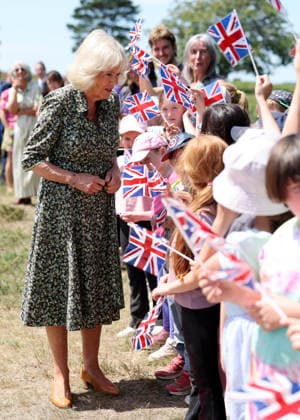 Queen Camilla Commemorates 100 Years Of Winnie The Pooh HARTFIELD, ENGLAND - JULY 07: Queen Camilla speaks with local school children during her visit to Ashdown Forest to commemorate 100 Years of Winnie-the-Pooh at Ashdown Forest on July 07, 2026 in Hartfield, England. Ashdown Forest was the inspiration for the Hundred Acre Wood in A.A. Milne s classic Winnie-the-Pooh children s books. The Queen visited the forest in her role as patron of the Royal Literary Fund., Credit:Chris Jackson PA ROTA - B68 Avalon United Kingdom, England, Hartfield, Ashdown Forest  Copyright: xChrisxJacksonx xPAxROTAx-xB68x xAvalonx 1115013688