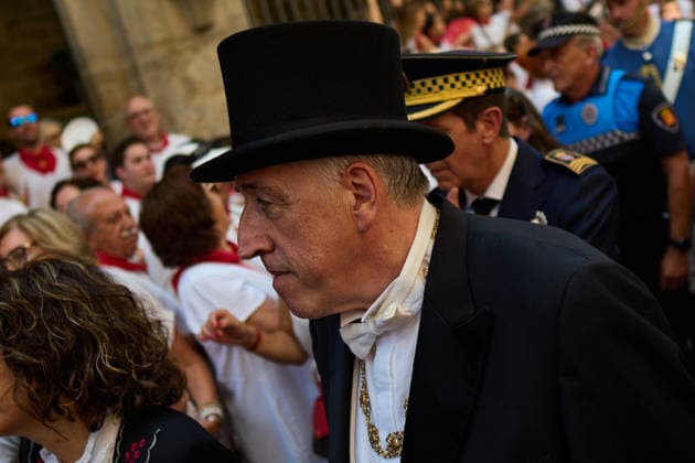 San Fermín Procession 2026: The mayor of Pamplona, Joseba Asiron, is escorted as the procession for the 2025 San Fermín Festival is met with shouts directed at the cathedral chapter and the UPN municipal group, on July 7, 2026, in Pamplona, Navarre, Spain. Thousands of Pamplona residents dressed in white and red have taken to the streets of Pamplona, on the main day of the San Fermín festivities, to accompany the saint on his procession through the city’s Old Town. The figure of San Fermín was accompanied by buglers, kettledrummers, dantzaris, mace-bearers, an escort, txistularis, and bagpipers, the Parade of Giants and Bigheads, and the municipal band, La Pamplonesa JULY 7, 2026 Pamplona, Navarre Pamplona, Navarre, Spain  Copyright: xEduardoxSanzx 7651676