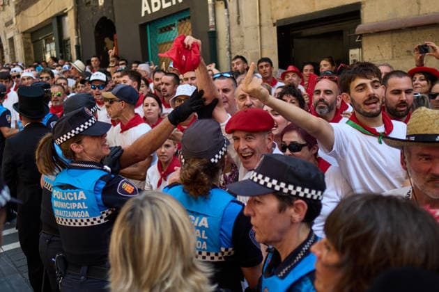 San Fermín Procession 2026: The procession for San Fermín 2025 is met with shouts directed at the cathedral chapter and the UPN municipal group, on July 7, 2026, in Pamplona, Navarre, Spain. Thousands of Pamplona residents dressed in white and red have taken to the streets of Pamplona, on the main day of the San Fermín festivities, to accompany the saint on his procession through the city’s Old Quarter. The figure of San Fermín was accompanied by buglers, kettledrummers, dantzaris, mace-bearers, an honor guard, txistularis, bagpipers, the Parade of Giants and Bigheads, and the municipal band, La Pamplonesa JULY 7, 2026 Pamplona, Navarre Pamplona, Navarre, Spain  Copyright: xEduardoxSanzx 7651682