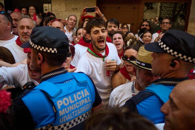 San Fermín Procession 2026: The procession for San Fermín 2025 is met with shouts directed at the cathedral chapter and the UPN municipal group, on July 7, 2026, in Pamplona, Navarre, Spain. Thousands of Pamplona residents dressed in white and red have taken to the streets of Pamplona, on the main day of the San Fermín festivities, to accompany the saint on his procession through the city’s Old Quarter. The figure of San Fermín was accompanied by buglers, kettledrummers, dantzaris, mace-bearers, an honor guard, txistularis, bagpipers, the Parade of Giants and Bigheads, and the municipal band, La Pamplonesa JULY 7, 2026 Pamplona, Navarre Pamplona, Navarre, Spain  Copyright: xEduardoxSanzx 7651685