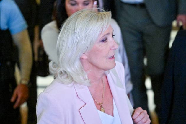 Marine Le Pen, president of the National Rally, accompanied by Member of the European Parliament Catherine Griset, leaves the Paris Court of Appeals, France, on July 7, 2026, following the verdict in the appeal trial of former and current RN members accused of embezzling European public funds in a case involving the creation of fictitious jobs at the European Parliament. The Court of Appeals sentenced Marine Le Pen, leader of the French far right, to one year of house arrest with an electronic ankle monitor in connection with this case, thereby jeopardizing her presidential candidacy next April. She was also barred from running for office for 15 months, a ban that was set to expire this year. Christian Liewig Bestimage President of the Ras  Copyright: xChristianxLiewigx xBestimagexChristianxLiewigx xBestimagex
