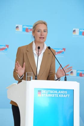 Pressekonferenz der AfD vor der Fraktionssitzung im Bundestag Alice Weidel im Portrait mit kraftvoller Mimik und Gestik bei der Pressekonferenz im Vorfeld der Fraktionssitzung im Bundestag, Berlin, 07.07.2026 Berlin Berlin Deutschland *** AfD press conference ahead of the parliamentary group meeting in the Bundestag: A portrait of Alice Weidel, displaying powerful facial expressions and gestures, at the press conference ahead of the parliamentary group meeting in the Bundestag, Berlin, July 7, 2026, Berlin, Berlin, Germany