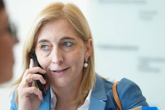 Pressekonferenz der CDU-CSU vor der Fraktionssitzung im Bundestag Gesundheitsministerin Nina Warken (CDU) telefoniert mit ihrem Mobiltelefon am Ohr und Mappen unter dem Arm im Vorfelt der Fraktionssitzung der CDU und CSU Bundestagsfraktion in Berlin, 07.07.2026 Berlin Berlin Deutschland *** CDU CSU press conference ahead of the parliamentary group meeting in the Bundestag: Health Minister Nina Warken (CDU) is talking on her cell phone, with folders under her arm, in the lobby before the CDU CSU parliamentary group meeting in Berlin, July 7, 2026, Berlin, Berlin, Germany