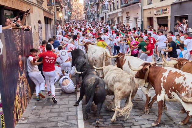 July 7, 2026, Pamplona, Navarre, Spain: People take part in the traditional encierro (bull-run) of the San Fermin Festival in Pamplona, Spain. The bull-running fiesta is held annually from 06 to 14 July in commemoration of the city s patron saint. Visitors from all over the world attend the festival. Many of them physically participate in the highlight event - the running of the bulls, or encierro - where they attempt to outrun the animals along a route through the narrow streets of Pamplona s old city. Pamplona Spain - ZUMAa206 20260707_zsp_a206_020 Copyright: xRubenxAlbarranx