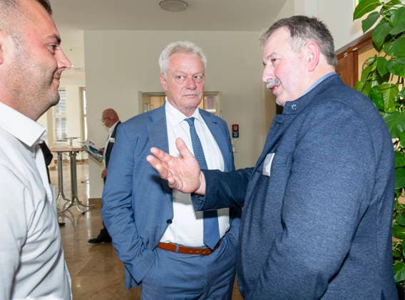 Alois Rainer EUR, Deutschland, Berlin, 07.07.2026: Fritz Schäffer Vorsitzender des Ferkelerzeugerrings Landshut im Gespräch mit Alois Rainer (CSU) Bundesminister für Landwirtschaft, Ernährung und Heimat. Veranstaltung Regional-Star 2026 der Lebensmittel Praxis. Mit Teilnehmern der Agrarwirtschaft, und dem Handel . *** Alois Rainer EUR, Germany, Berlin, July 7, 2026 Fritz Schäffer, Chairman of the Landshut Piglet Producers’ Association, in conversation with Alois Rainer, CSU Federal Minister of Agriculture, Food, and Home Affairs. Event: Regional Star 2026 hosted by Lebensmittel Praxis, with participants from the agricultural sector and the retail industry