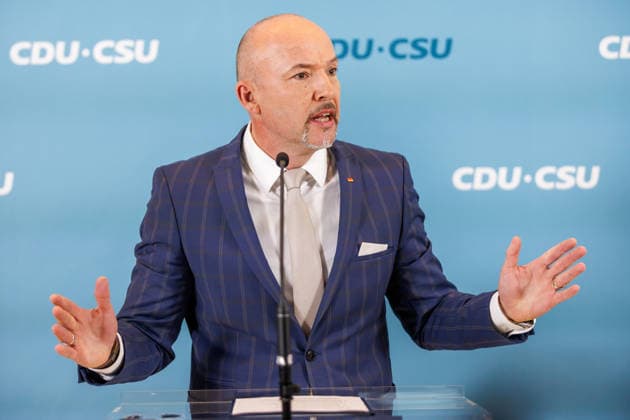 Statement vor den Fraktionssitzung der CDU CSU Alexander Hoffmann, stellvertretender Fraktionsvorsitzender der CDU CSU im Bundestag und Vorsitzender der CSU-Landesgruppe, spricht während eines Statement vor den Fraktionssitzungen am 07.07.2026 in Berlin. Berlin Berlin Deutschland Reichstag *** Statement before the CDU CSU parliamentary group meeting: Alexander Hoffmann, deputy chair of the CDU CSU parliamentary group in the Bundestag and chair of the CSU state group, speaks during a statement before the parliamentary group meetings on July 7, 2026, in Berlin, Berlin, Berlin, Germany, at the Reichstag