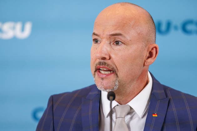 Statement vor den Fraktionssitzung der CDU CSU Alexander Hoffmann, stellvertretender Fraktionsvorsitzender der CDU CSU im Bundestag und Vorsitzender der CSU-Landesgruppe, spricht während eines Statement vor den Fraktionssitzungen am 07.07.2026 in Berlin. Berlin Berlin Deutschland Reichstag *** Statement before the CDU CSU parliamentary group meeting: Alexander Hoffmann, deputy chair of the CDU CSU parliamentary group in the Bundestag and chair of the CSU state group, speaks during a statement before the parliamentary group meetings on July 7, 2026, in Berlin, Berlin, Berlin, Germany, at the Reichstag