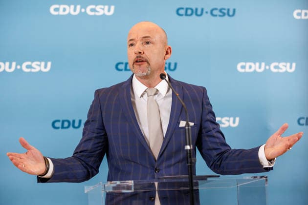 Statement vor den Fraktionssitzung der CDU CSU Alexander Hoffmann, stellvertretender Fraktionsvorsitzender der CDU CSU im Bundestag und Vorsitzender der CSU-Landesgruppe, spricht während eines Statement vor den Fraktionssitzungen am 07.07.2026 in Berlin. Berlin Berlin Deutschland Reichstag *** Statement before the CDU CSU parliamentary group meeting: Alexander Hoffmann, deputy chair of the CDU CSU parliamentary group in the Bundestag and chair of the CSU state group, speaks during a statement before the parliamentary group meetings on July 7, 2026, in Berlin, Berlin, Berlin, Germany, at the Reichstag